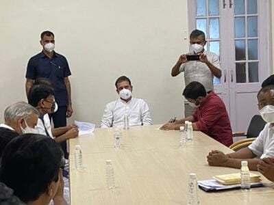आज सीपीआई नेता Kanhaiya Kumar ने कांग्रेस की सदस्यता ग्रहण कर ली है मंच पर गुजरात के निर्दलीय विधायक Jignesh Mevani उपस्थित थे 1 चित्र सोशल मीडिया: कन्हैया कुमार और जिग्नेश मेवानी कांग्रेस की सदस्यता लेते हुए